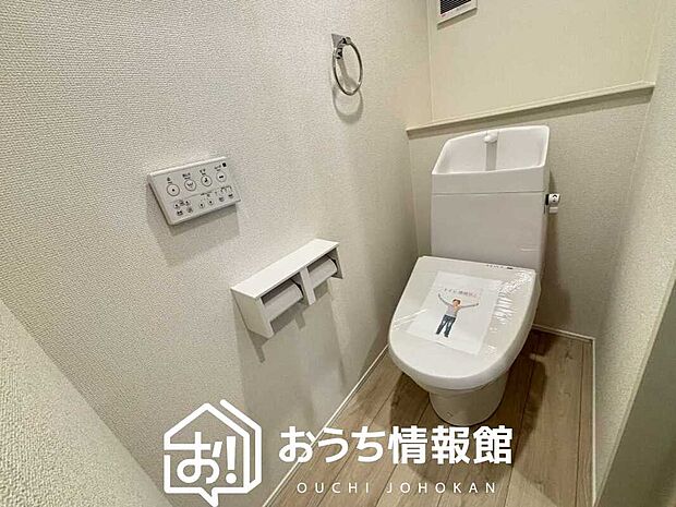 【トイレ】汚れてもサッとひと拭きでお手入れ簡単、エコ仕様の温水洗浄便座付きのトイレです。
バリアフリーにも配慮しています。
