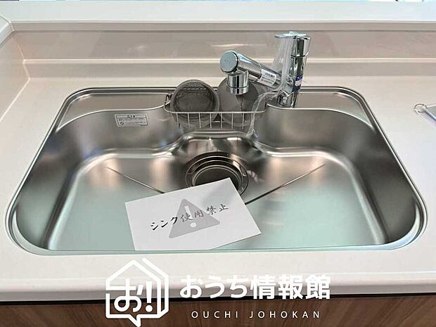【浄水器内臓ハンドシャワー付シンク】広々とした凸型シンクに洗剤ポケットを標準装備。すっきり収納できます。
また、蛇口の先端に浄水器を内蔵しているため場所をとりません。
