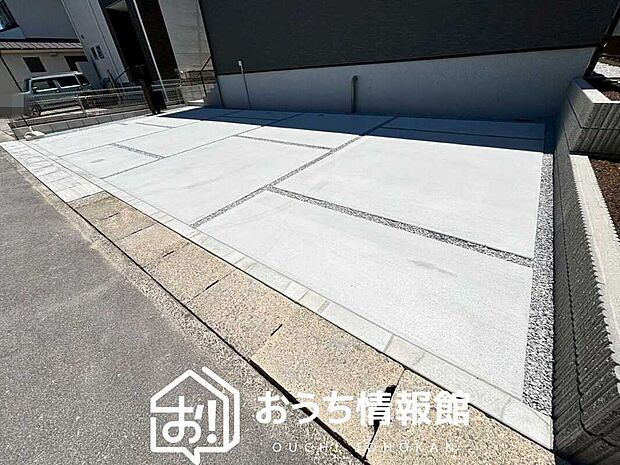 【現地写真（駐車場）】駐車スペースが広く、運転が苦手な方も安心です。