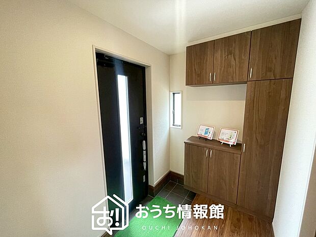 【現地写真（玄関）】玄関には、大型のシューズ収納を設置しています。
