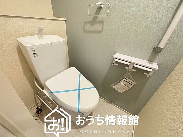 【トイレ】汚れてもサッとひと拭きでお手入れ簡単、エコ仕様の温水洗浄便座付きのトイレです。
バリアフリーにも配慮しています。