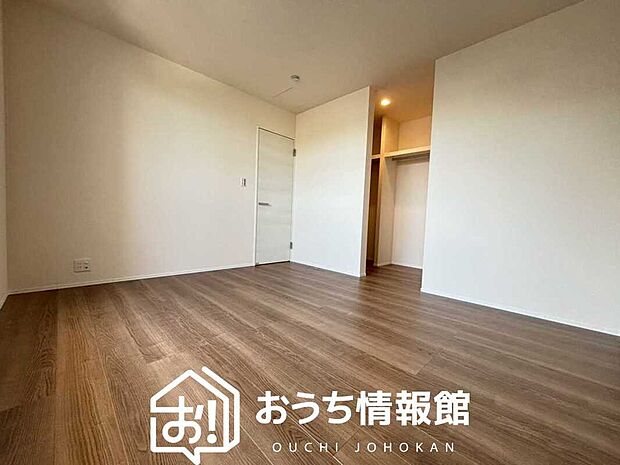 【現地写真（寝室）】木目の美しさを際立たせるシンプルデザインの建具を使用しています。