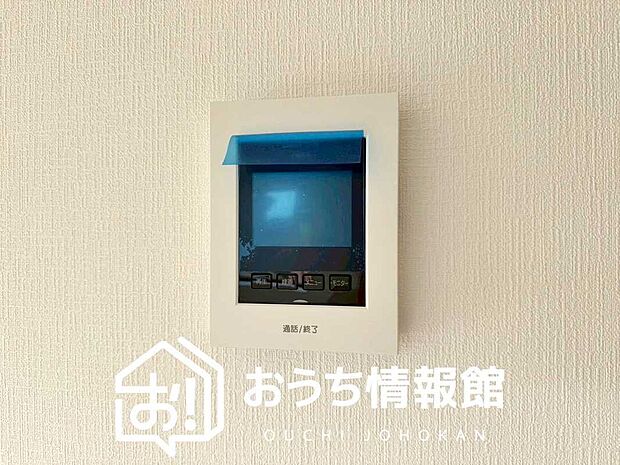 【TVモニター付インターホン】手放し通話ができ、送話表示灯で送話・受話状態が確認できます。
映像と音声で玄関先の様子をチェックできるモニター機能や、夜間の訪問者の顔も確認できるLEDライトを装備しています。