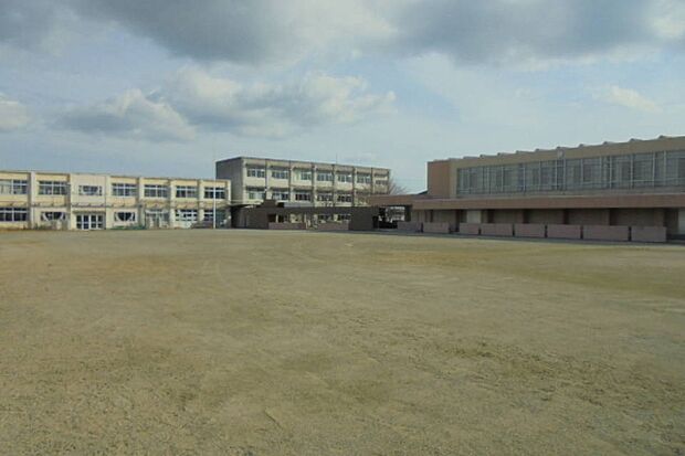 鈴鹿市立大木中学校(約1,500m)