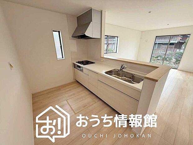 【現地写真(キッチン)】収納たっぷりのシステムキッチン、浄水器付水栓を標準装備しています。