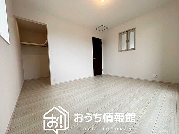 【現地写真（寝室）】木目の美しさを際立たせるシンプルデザインの建具を使用しています。