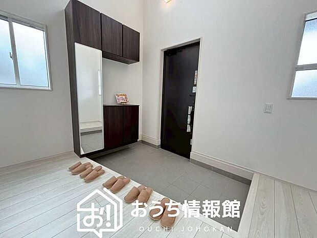 【現地写真（玄関）】玄関には、大型のシューズ収納を設置しています。