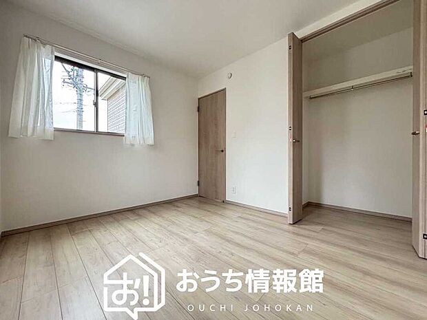 【現地写真（洋室）】木目の美しさを際立たせるシンプルデザインの建具を使用しています。