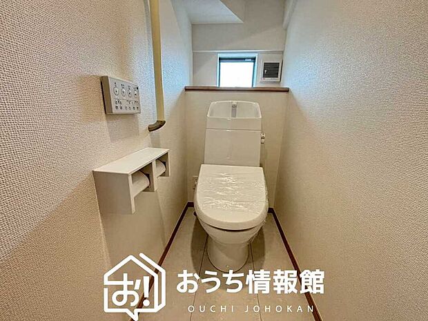 【トイレ】汚れてもサッとひと拭きでお手入れ簡単、エコ仕様の温水洗浄便座付きのトイレです。
バリアフリーにも配慮しています。