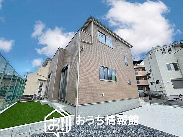 【現地写真（外観）】雨で汚れを落とし、耐久性・耐候性に優れた外壁を使用しています。