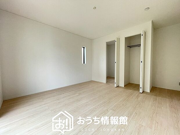 【現地写真（寝室）】木目の美しさを際立たせるシンプルデザインの建具を使用しています。