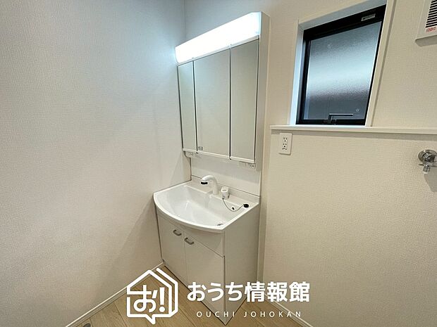 【洗面台・洗面所】鏡の両サイドは、必要なものを取出しやすく、大きな鏡面で朝の準備も快適。
使いやすいリフトアップ機能付きのシングルレバーシャワー水栓付です。