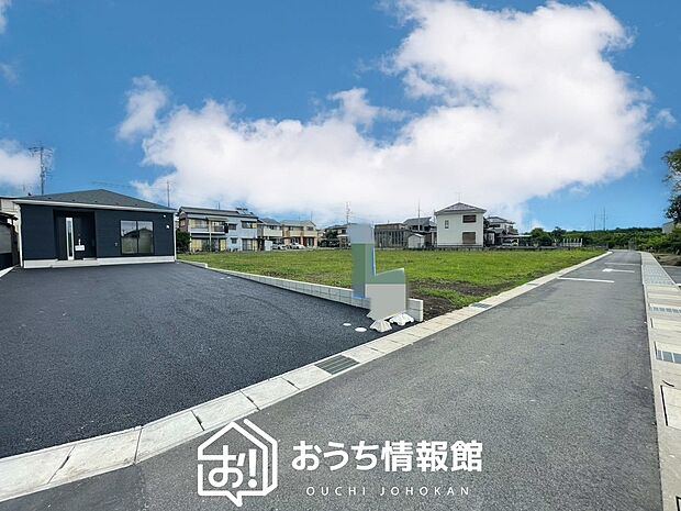 【現地写真（前道含む外観）】軽くて火災に強い屋根材を採用し、地震時の建物への負担や揺れを軽減しています。