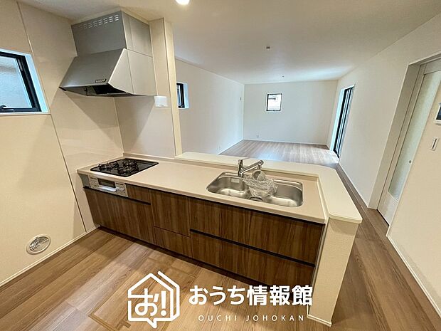 【現地写真（キッチン）】収納たっぷりのシステムキッチン、浄水器付水栓を標準装備しています。