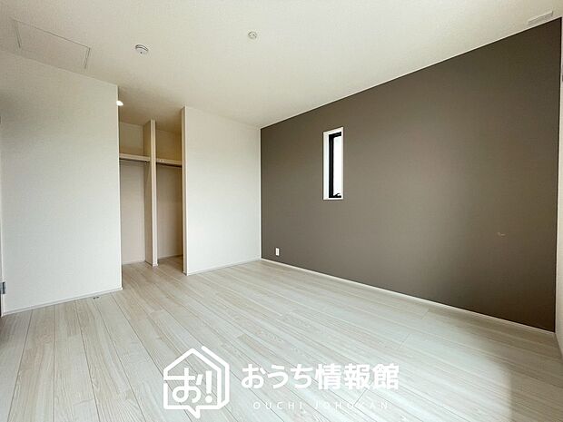 【現地写真（寝室）】木目の美しさを際立たせるシンプルデザインの建具を使用しています。
