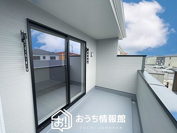 【バルコニー】奥行きが広く、洗濯物をゆったりと干せる十分な広さで、家族の洗濯も捗ります。