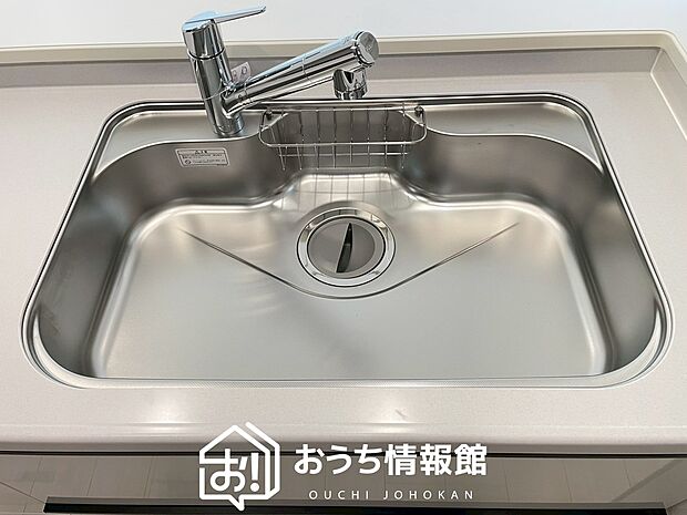 【浄水器内臓型ハンドシャワー付シンク】傷や汚れが付きにくい静音仕様の全面エンボス加工シンク。
また、蛇口の先端に浄水器を内蔵。浄水シャワーが使える毎分4リットルのたっぷり浄水。