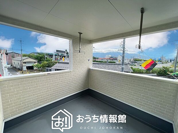 【バルコニー】奥行きが広く、洗濯物をゆったりと干せる十分な広さで、家族の洗濯も捗ります。