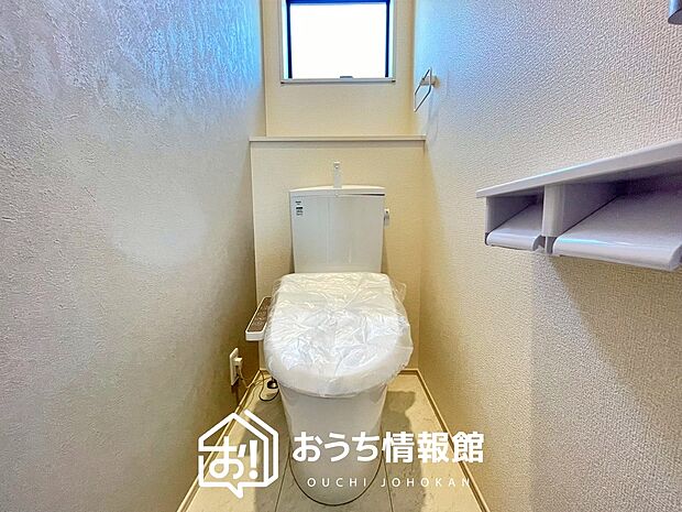 【トイレ】汚れてもサッとひと拭きでお手入れ簡単、エコ仕様の温水洗浄便座付きのトイレです。
バリアフリーにも配慮しています。