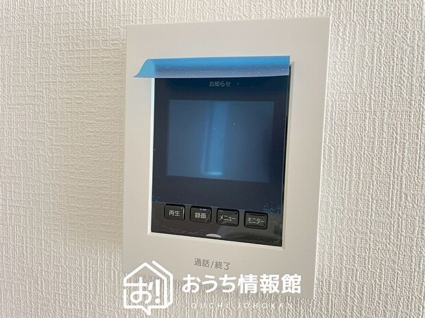 【TVモニター付インターホン】手放し通話ができ、送話表示灯で送話・受話状態が確認できます。
映像と音声で玄関先の様子をチェックできるモニター機能や、夜間の訪問者の顔も確認できるLEDライトを装備しています。