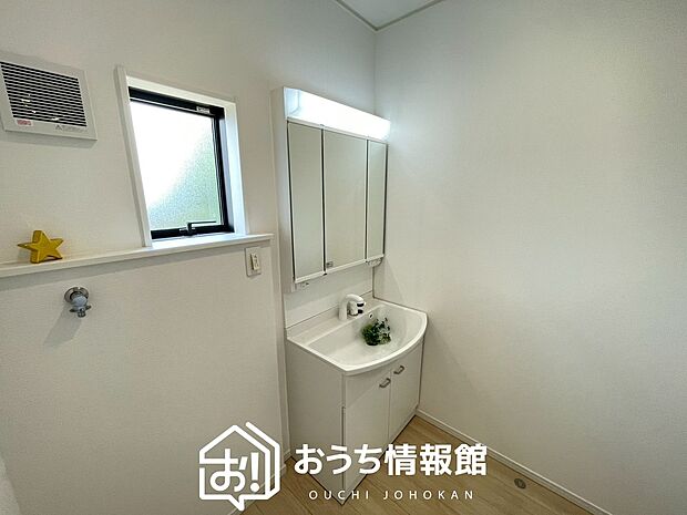 【洗面台・洗面所】鏡の両サイドは、必要なものを取出しやすく、大きな鏡面で朝の準備も快適。
使いやすいリフトアップ機能付きのシングルレバーシャワー水栓付です。
