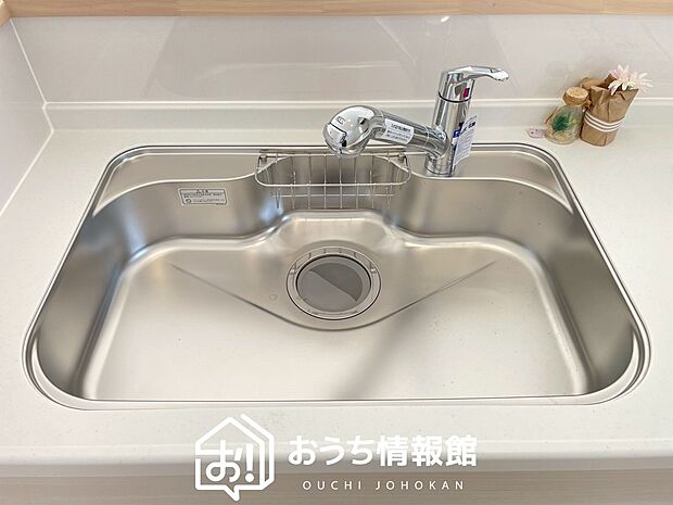 【浄水器内臓ハンドシャワー付シンク】広々とした凸型シンクに洗剤ポケットを標準装備。すっきり収納できます。
また、蛇口の先端に浄水器を内蔵しているため場所をとりません。