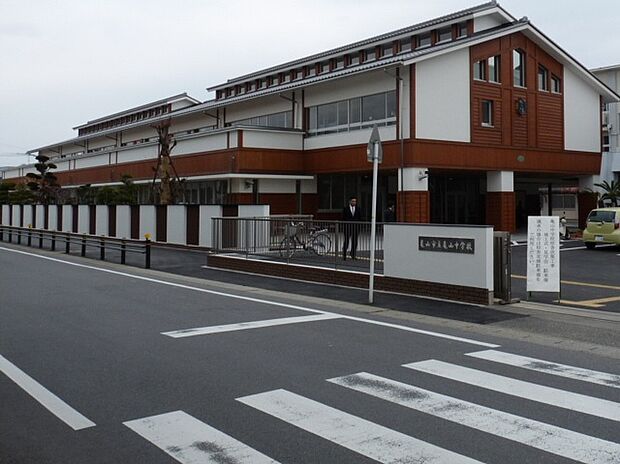 亀山市立亀山中学校(約1,860m)