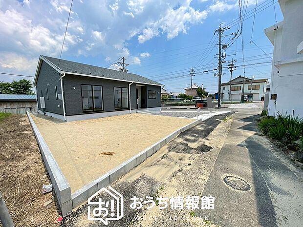 【現地写真(前道含む外観)】軽くて火災に強い屋根材を採用し、地震時の建物への負担や揺れを軽減しています。