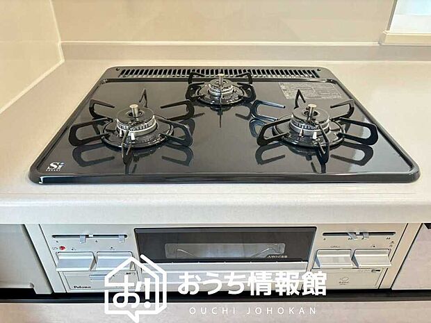 【ビルトインコンロ】フラットな構造で清掃性が高く、過熱防止センサー付３口タイプで日頃の家事も快適です。