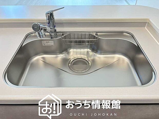 【浄水器内臓型ハンドシャワー付シンク】傷や汚れが付きにくい静音仕様の全面エンボス加工シンク。
また、蛇口の先端に浄水器を内蔵。浄水シャワーが使える毎分4リットルのたっぷり浄水。