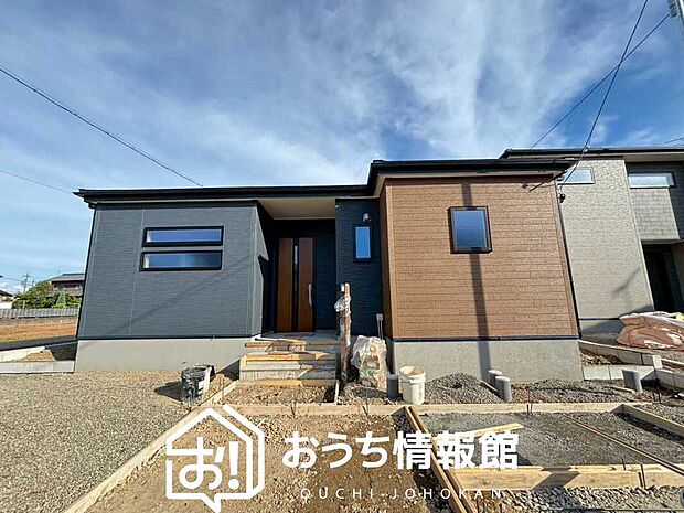 【現地写真（外観）【２号地】】軽くて火災に強い屋根材を採用し、地震時の建物への負担や揺れを軽減しています。
