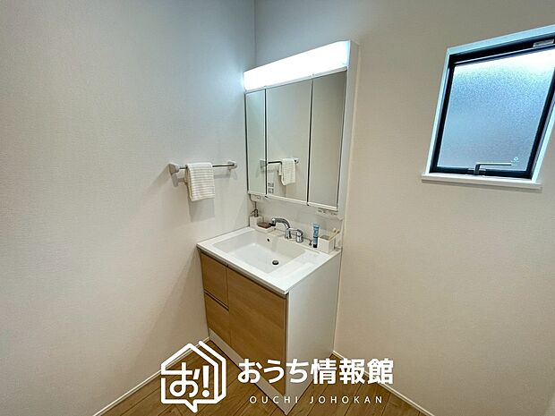 【洗面台・洗面所】鏡の両サイドは、必要なものを取出しやすく、大きな鏡面で朝の準備も快適。
使いやすいリフトアップ機能付きのシングルレバーシャワー水栓付です。