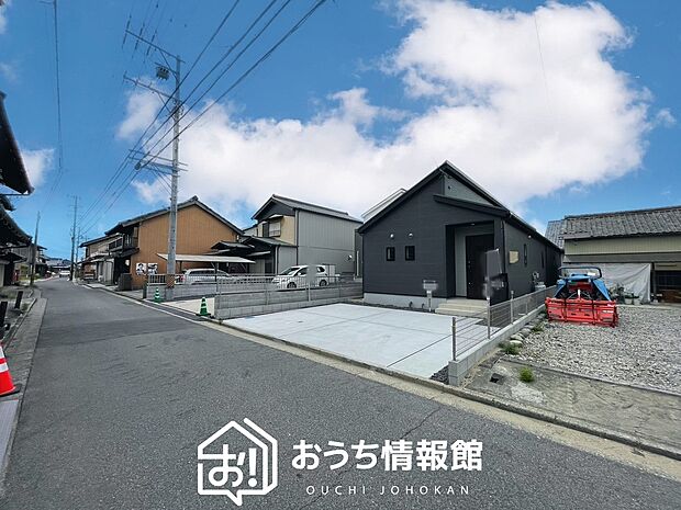 【現地写真（前道含む外観）】軽くて火災に強い屋根材を採用し、地震時の建物への負担や揺れを軽減しています。