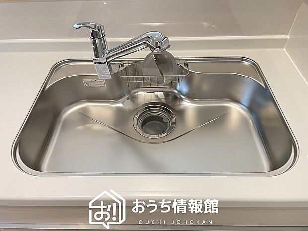 【浄水器内臓ハンドシャワー付シンク】広々とした凸型シンクに洗剤ポケットを標準装備。すっきり収納できます。
また、蛇口の先端に浄水器を内蔵しているため場所をとりません。