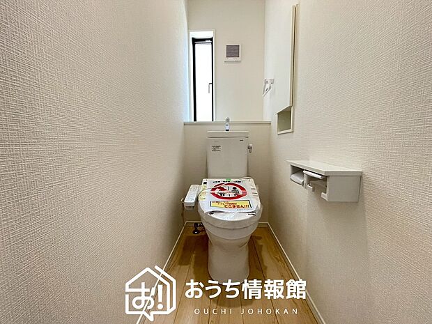 【トイレ】汚れてもサッとひと拭きでお手入れ簡単、エコ仕様の温水洗浄便座付きのトイレです。
バリアフリーにも配慮しています。