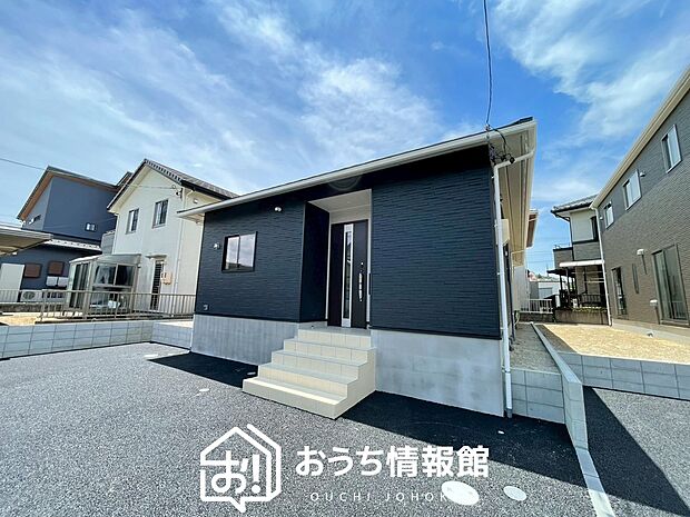 【現地写真（外観）【２号地】】軽くて火災に強い屋根材を採用し、地震時の建物への負担や揺れを軽減しています。