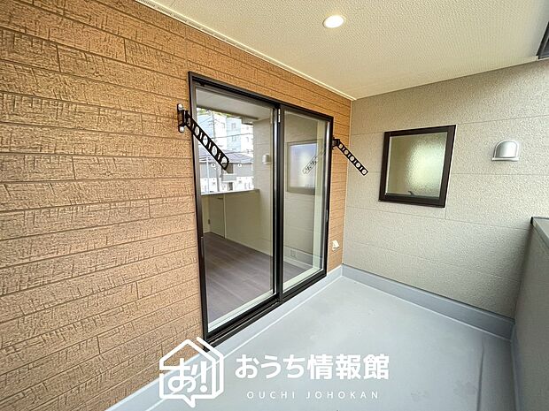 【バルコニー】奥行きが広く、洗濯物をゆったりと干せる十分な広さで、家族の洗濯も捗ります。