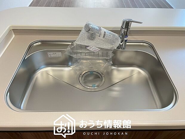 【浄水器内臓型ハンドシャワー付シンク】傷や汚れが付きにくい静音仕様の全面エンボス加工シンク。
また、蛇口の先端に浄水器を内蔵。浄水シャワーが使える毎分4リットルのたっぷり浄水。
