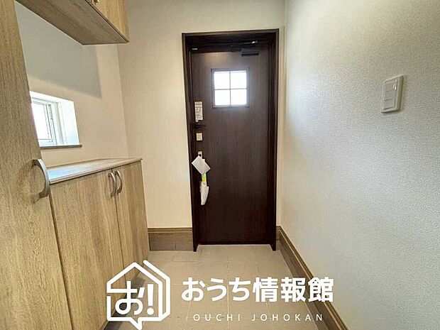 【現地写真（玄関）】玄関には、大型のシューズ収納を設置しています。