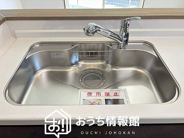 【浄水器内臓ハンドシャワー付シンク】広々とした凸型シンクに洗剤ポケットを標準装備。すっきり収納できます。
また、蛇口の先端に浄水器を内蔵しているため場所をとりません。