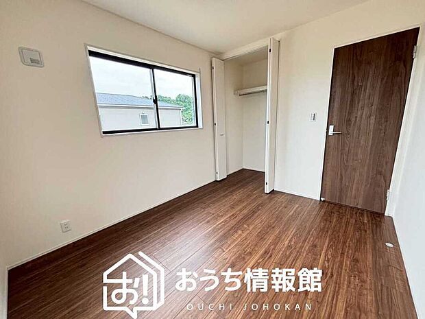 【現地写真(洋室)】木目の美しさを際立たせるシンプルデザインの建具を使用しています。