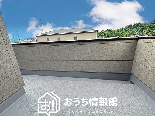 【バルコニー】奥行きが広く、洗濯物をゆったりと干せる十分な広さで、家族の洗濯も捗ります。