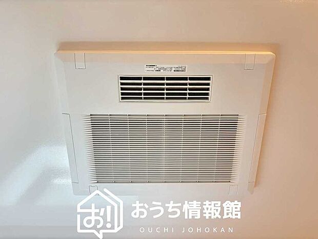 【電気式浴室暖房換気乾燥機】寒い冬場はあたたかく、暑い夏場は扇風機のような心地よさです。
雨の日は、浴室が衣類乾燥スペースになります。