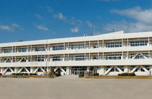 川辺町立川辺西小学校(約1,800m)