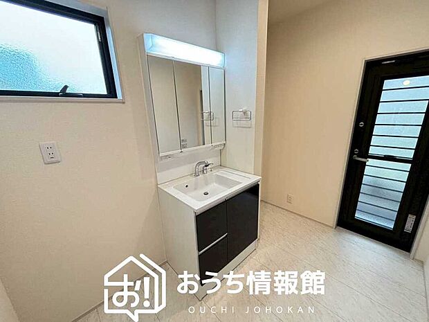 【洗面台・洗面所】鏡の両サイドは、必要なものを取出しやすく、大きな鏡面で朝の準備も快適。
使いやすいリフトアップ機能付きのシングルレバーシャワー水栓付です。