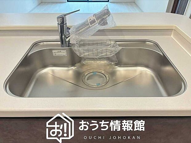 【浄水器内臓型ハンドシャワー付シンク】傷や汚れが付きにくい静音仕様の全面エンボス加工シンク。
また、蛇口の先端に浄水器を内蔵。浄水シャワーが使える毎分4リットルのたっぷり浄水。