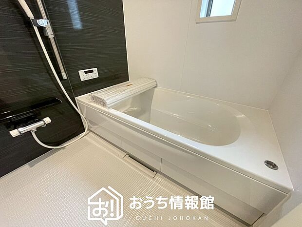 【現地写真(浴室)】浴室暖房乾燥機付き。1坪タイプで広々です。