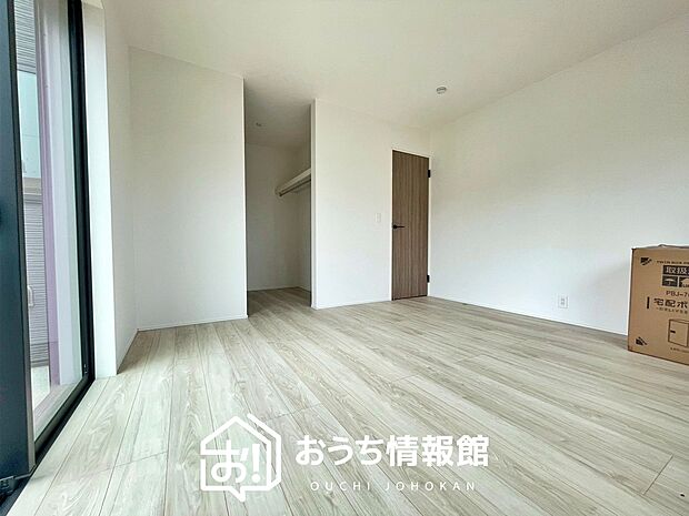 【現地写真(寝室)】木目の美しさを際立たせるシンプルデザインの建具を使用しています。