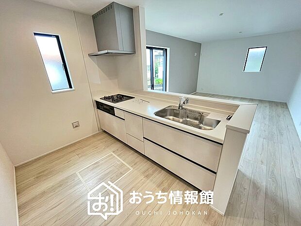 【現地写真(キッチン)】収納たっぷりのシステムキッチン、浄水器付水栓を標準装備しています。