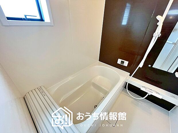 【現地写真(浴室)】浴室暖房乾燥機付き。1坪タイプで広々です。